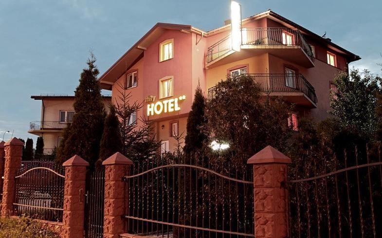 Hotel Mily Krosno Exterior foto